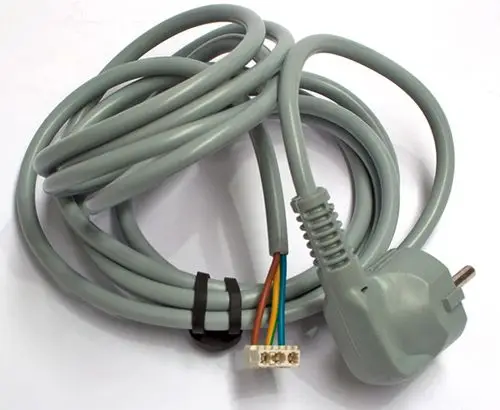 Graues Netzkabel mit Stecker und mehreren farbigen Drähten. Es könnte für Daikin-Geräte verwendet werden. Kabel ist aufgerollt und hat einen festen Anschluss.
